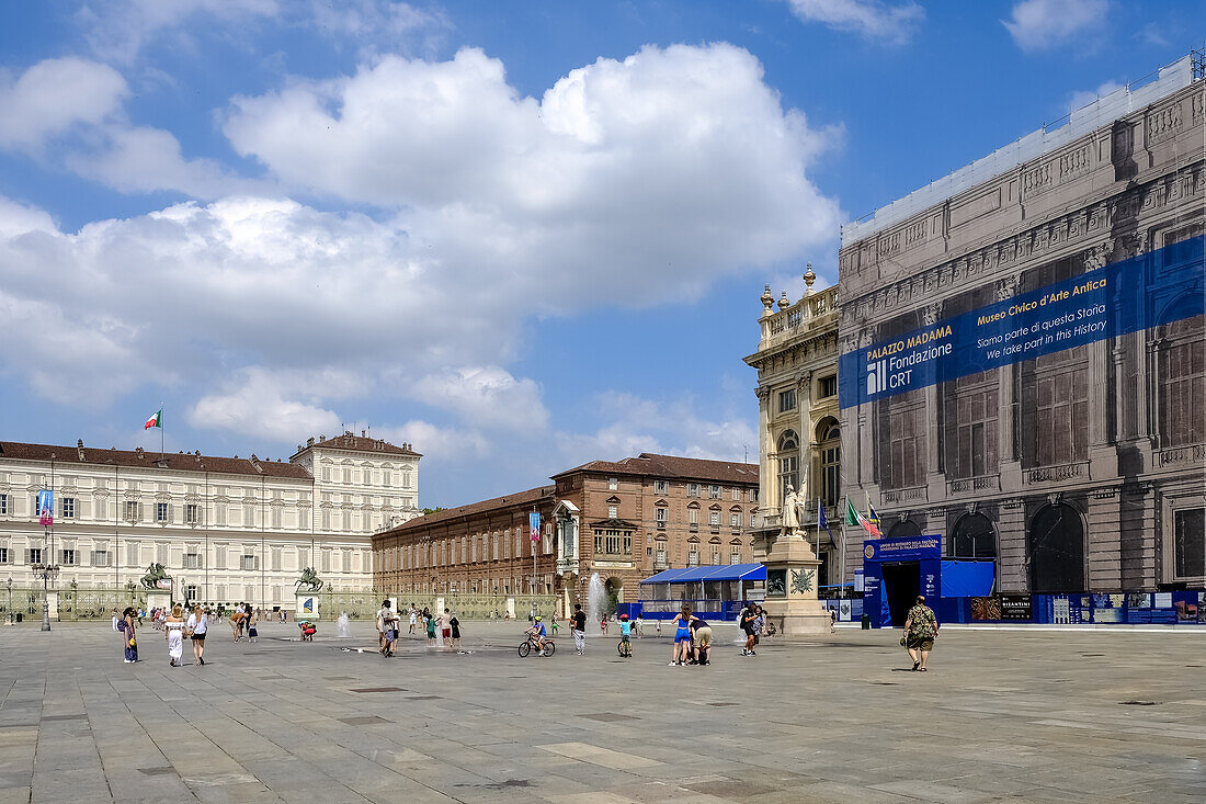 Architektur auf der Piazza Castello, einem prominenten rechteckigen Platz im Stadtzentrum, auf dem sich mehrere wichtige architektonische Komplexe befinden, mit seinen eleganten Säulengängen und Fassaden, Turin, Piemont, Italien, Europa
