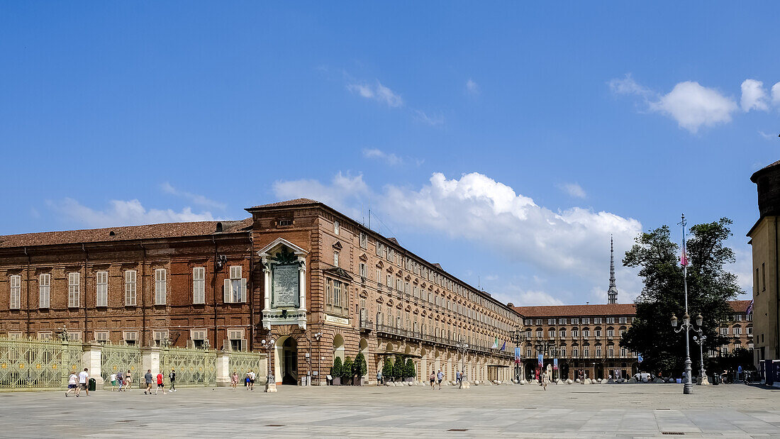 Architektur auf der Piazza Castello, einem prominenten rechteckigen Platz im Stadtzentrum, auf dem sich mehrere wichtige architektonische Komplexe befinden, mit seinen eleganten Säulengängen und Fassaden, Turin, Piemont, Italien, Europa