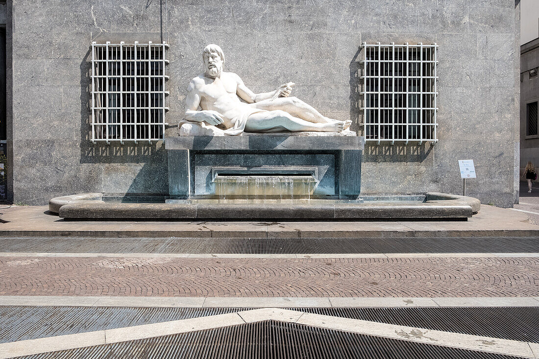 Ansicht des Po-Brunnens in der Via Roma, ausgeführt von Umberto Baglioni, 1893-1965, und aufgestellt im Jahr 1939, die allegorische Statue stellt den Fluss Po mit einem Mann dar, der auf einem Sockel liegt, aus dem Wasser fließt, Turin, Piemont, Italien, Europa