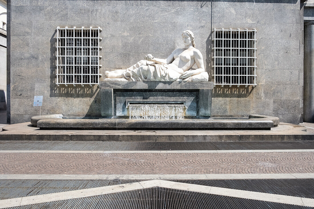 Ansicht des Dora-Brunnens in der Via Roma, ausgeführt von Umberto Baglion, 1893-1965, und aufgestellt 1939, die allegorische Statue stellt den Fluss Dora mit einer Frau dar, die auf einem Sockel liegt, aus dem Wasser fließt, Turin, Piemont, Italien, Europa
