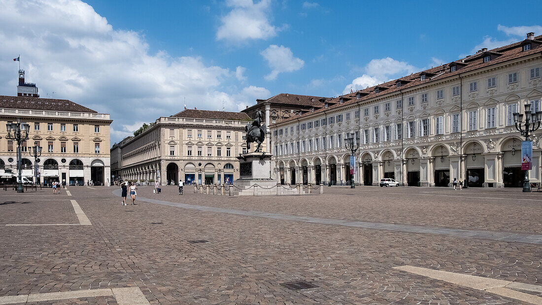 Blick auf die Piazza San Carlo, einen bedeutenden Platz mit barocker Architektur und dem Reiterdenkmal von Emmanuel Philibert von Carlo Marochetti aus dem Jahr 1838 in seinem Zentrum, Turin, Piemont, Italien, Europa