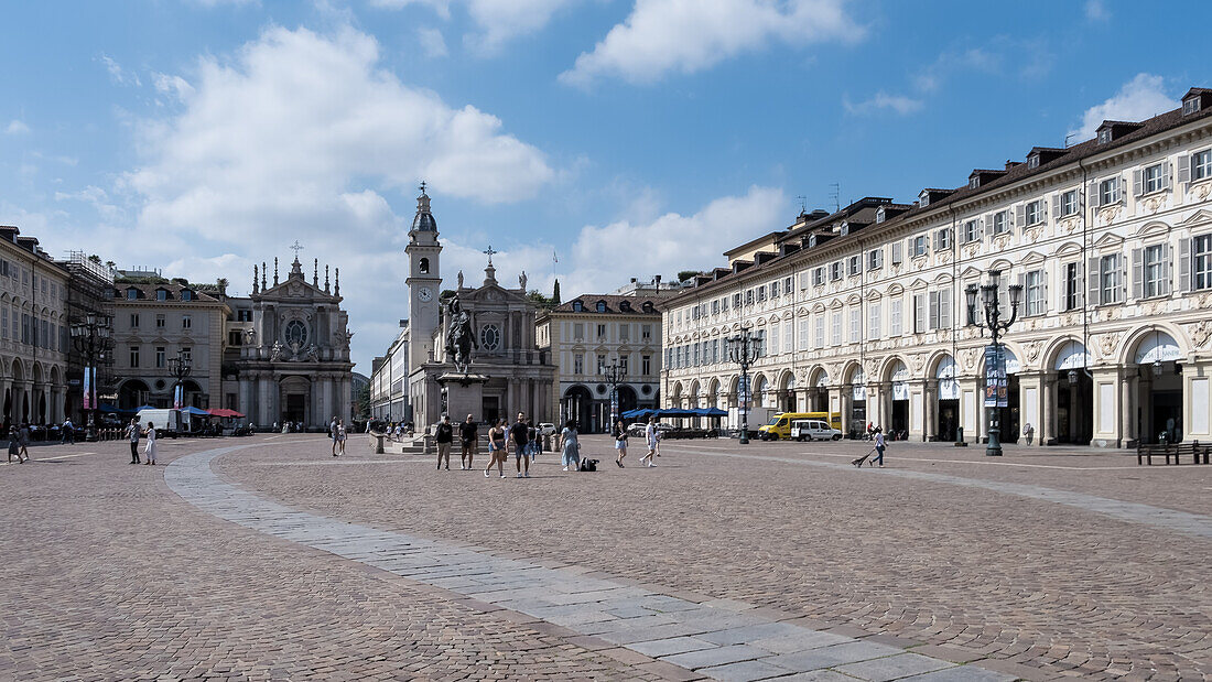 Blick auf die Piazza San Carlo, einen Platz mit barocker Architektur und dem Reiterdenkmal von Emmanuel Philibert von Carlo Marochetti aus dem Jahr 1838 in seiner Mitte, Turin, Piemont, Italien, Europa