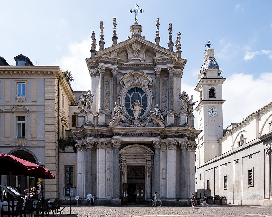 Blick auf Santa Cristina, eine römisch-katholische Kirche im Barockstil, die die benachbarte Kirche San Carlo widerspiegelt und auf die Piazza San Carlo ausgerichtet ist, Turin, Piemont, Italien, Europa