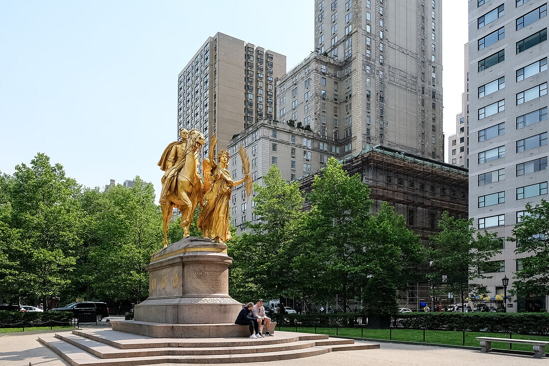 Das Sherman-Denkmal (Sherman Monument), eine Skulpturengruppe zu Ehren von William Tecumseh Sherman, geschaffen von Augustus Saint-Gaudens und aufgestellt am Grand Army Plaza in Manhattan, New York City, Vereinigte Staaten von Amerika, Nordamerika