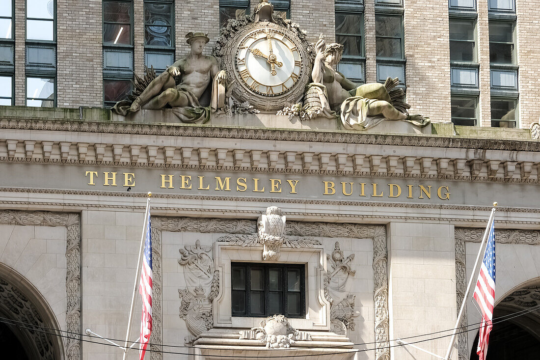 Architektonisches Detail des Helmsley Building, 1929 als New York Central Building erbaut und von Warren und Wetmore im Beaux-Arts-Stil entworfen, ein 35-stöckiger Wolkenkratzer nördlich des Grand Central Terminal in Midtown Manhattan, New York City, Vereinigte Staaten von Amerika, Nordamerika