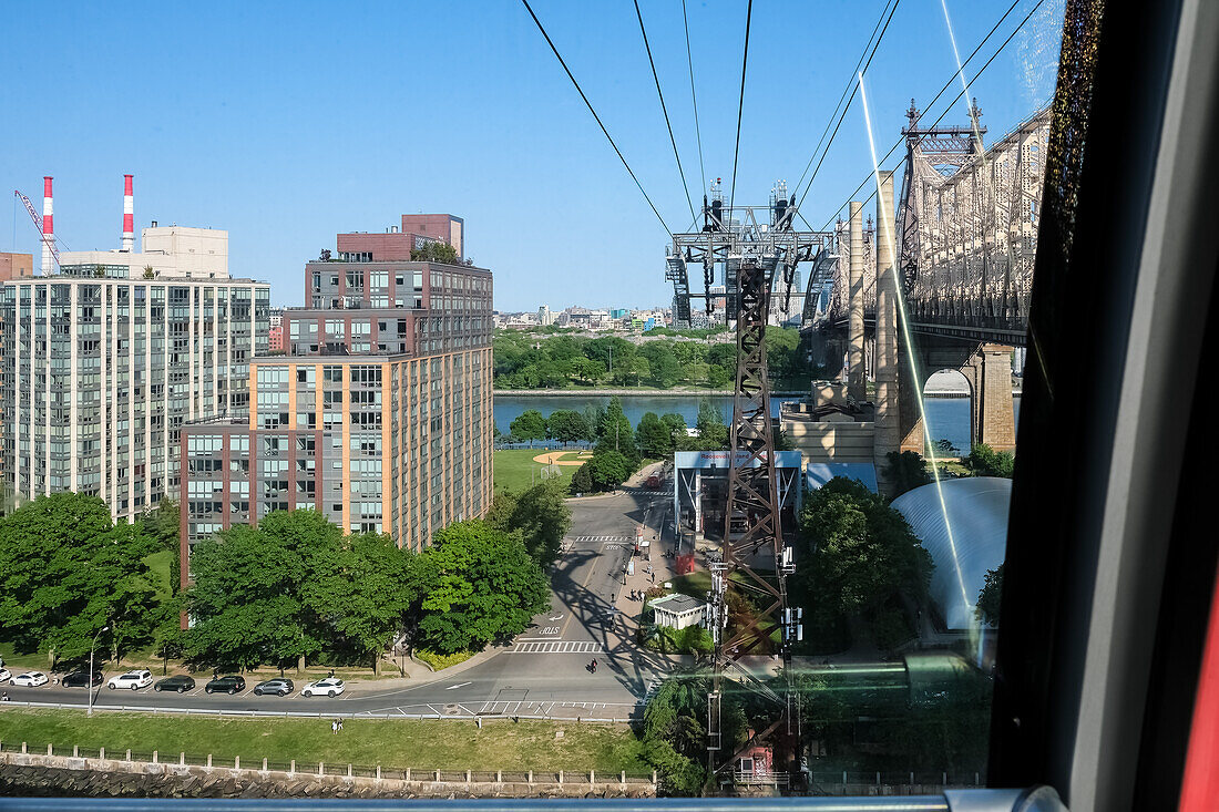Blick auf die Roosevelt Island Tramway, die erste Pendlerstraßenbahn in Nordamerika, die den East River überspannt und Roosevelt Island mit der Upper East Side von Manhattan verbindet, New York City, Vereinigte Staaten von Amerika, Nordamerika