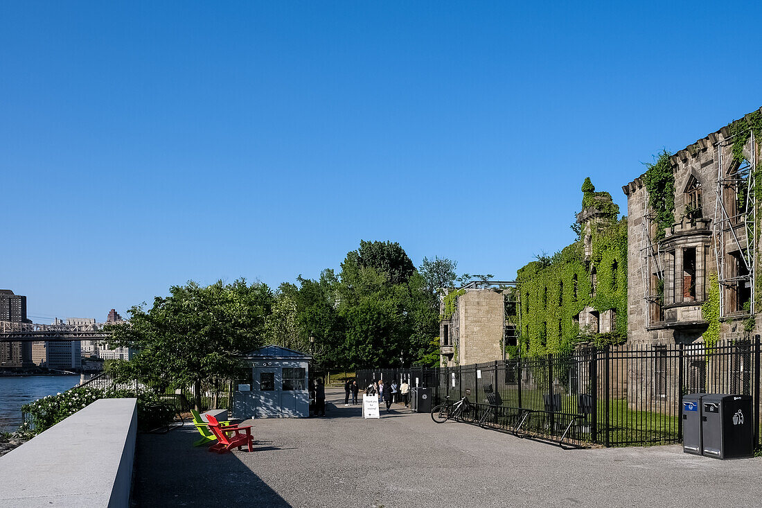 Blick auf das Pockenkrankenhaus, ein historisches, verlassenes Krankenhaus auf Roosevelt Island, einer Insel im East River, im Stadtbezirk Manhattan, New York City, Vereinigte Staaten von Amerika, Nordamerika