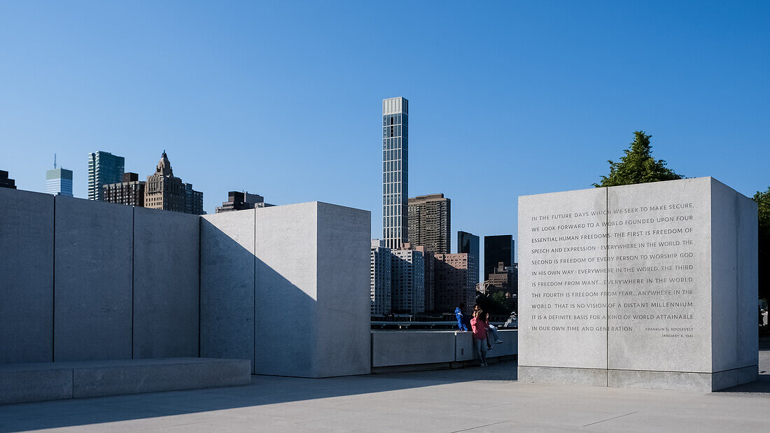 Blick auf den Franklin D. Roosevelt Four Freedoms Park, eine Gedenkstätte für Franklin D. Roosevelt, die die in seiner Rede zur Lage der Nation 1941 formulierten vier Freiheiten feiert, Roosevelt Island, New York City, Vereinigte Staaten von Amerika, Nordamerika