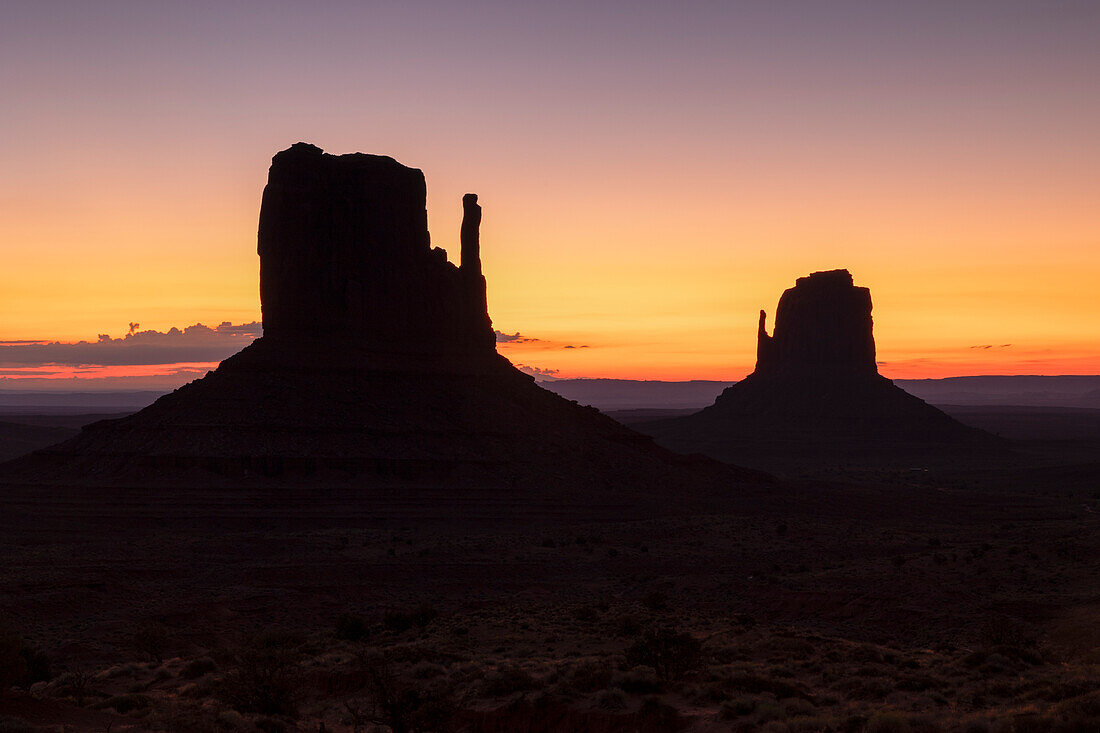 Wunderschönes Licht im Monument Valley während eines Sonnenaufgangs im Sommer, Arizona, Vereinigte Staaten von Amerika, Nordamerika