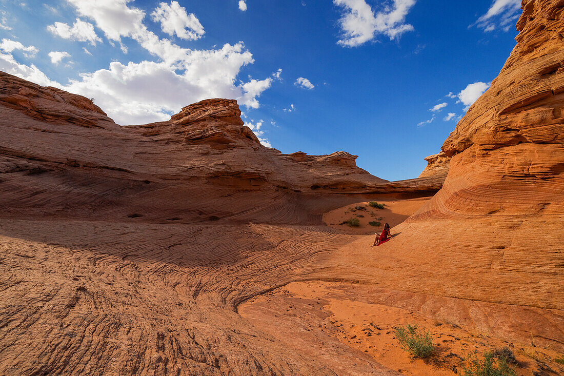 Ein Mädchen bewundert die schöne Landschaft mit ihren Felsformationen in der Nähe der Stadt Page, Arizona, Vereinigte Staaten von Amerika, Nordamerika