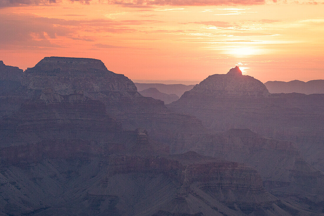 Goldenes Licht umhüllt den Grand Canyon während eines Sonnenaufgangs im Sommer, Tusayan, Arizona, Vereinigte Staaten von Amerika, Nordamerika