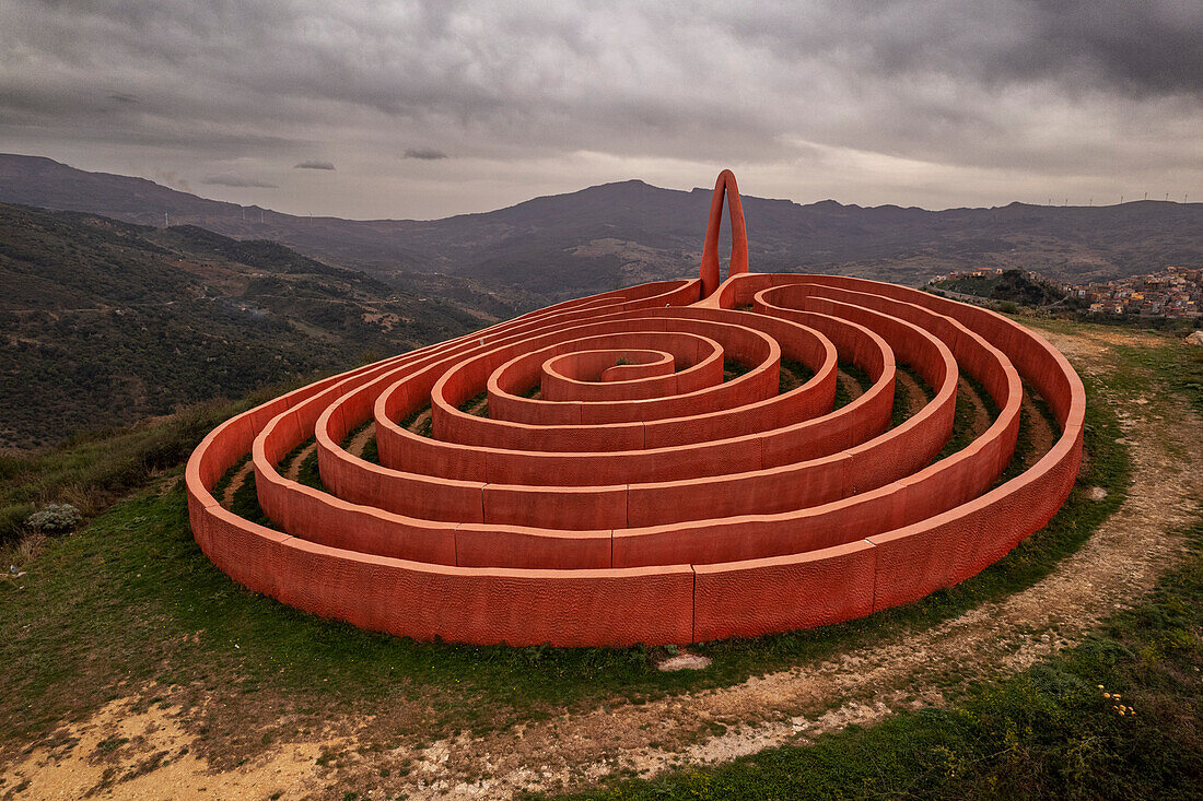 Ariadnes Labyrinth, Kunstinstallation auf dem Gipfel eines Hügels in der Gemeinde Castel del Lucio, Luftaufnahme, Fiumara d'Arte, Nebrodi-Gebirge, Provinz Messina, Sizilien, Italien, Mittelmeer, Europa