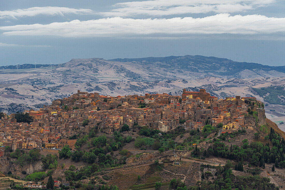 Die kleine wunderschöne Stadt Calascibetta auf einem felsigen Hügel in der sizilianischen Landschaft, Provinz Enna, Sizilien, Italien, Mittelmeer, Europa