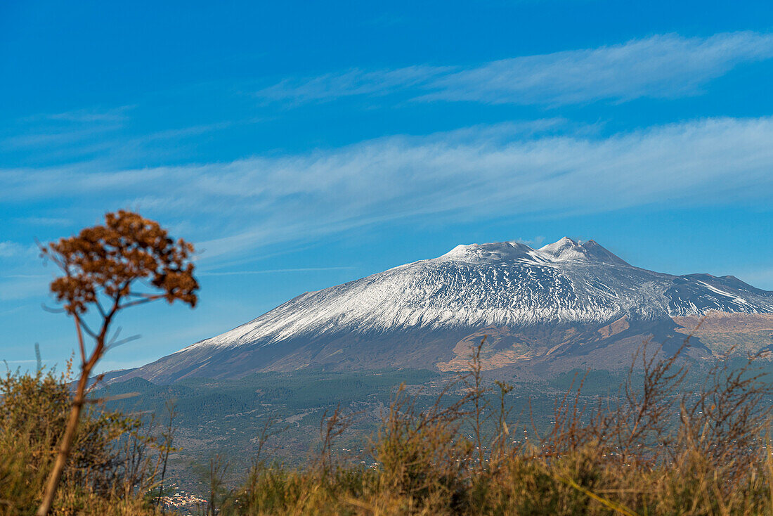 Der schneebedeckte Vulkan Ätna an einem klaren, sonnigen Tag, UNESCO-Welterbe, Ätna-Park, Provinz Catania, Sizilien, Italien, Mittelmeer, Europa