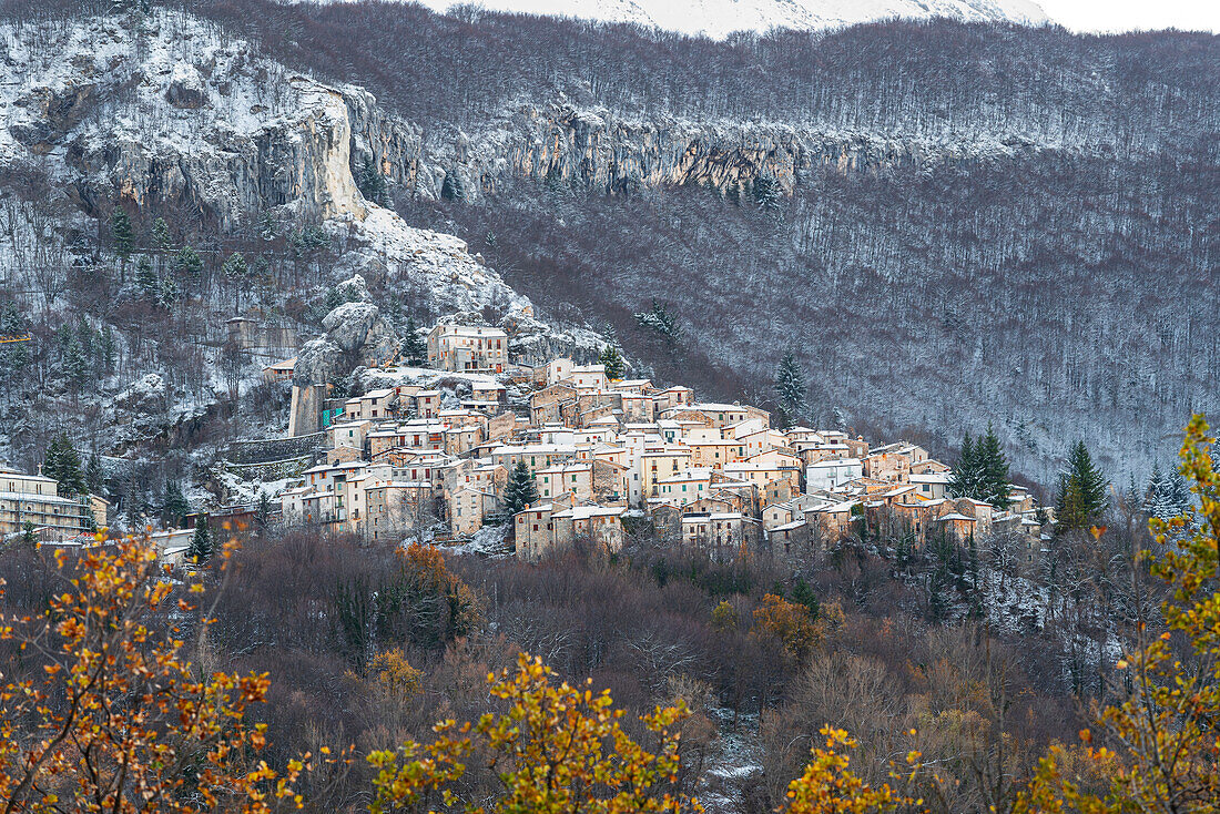 Traditionelles steinernes Bergdorf Pietracamela mit dem ersten Schneefall, Nationalpark Gran Sasso und Monti della Laga, Apennin, Provinz Teramo, Abruzzen, Italien, Europa