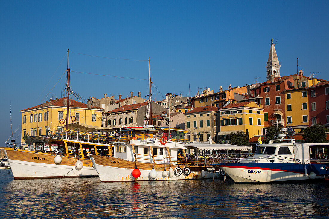 Boote im Hafen, Altstadt, Rovinj, Kroatien, Europa