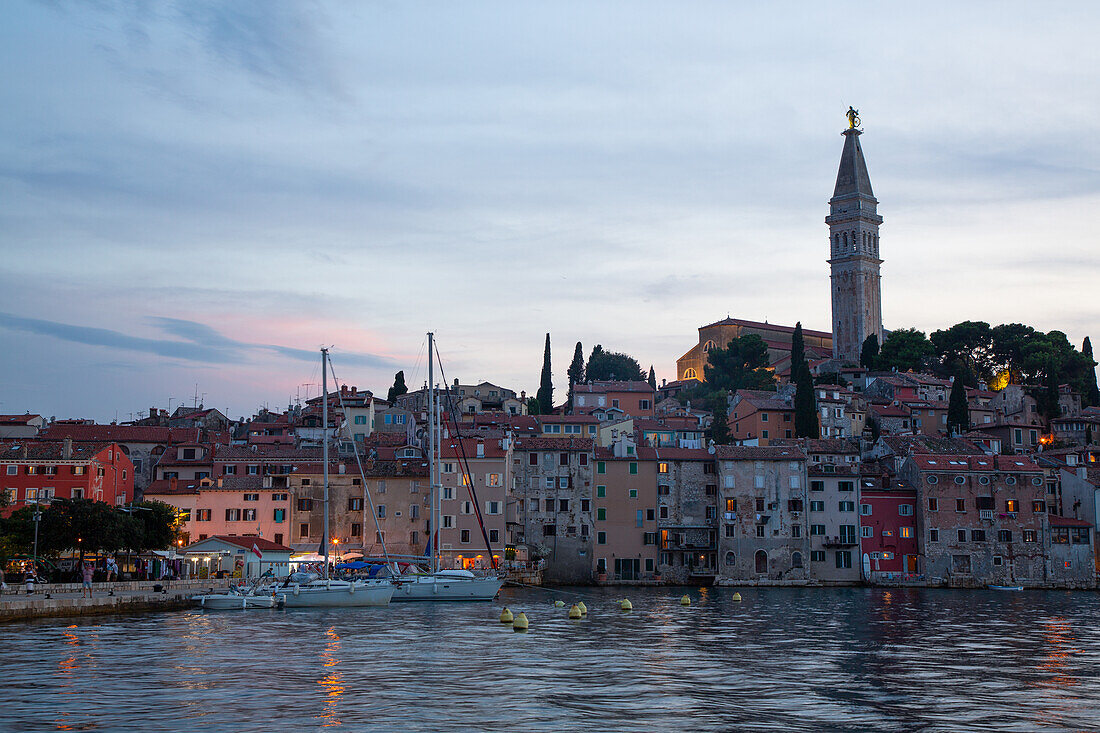 Segelboote und Skyline mit dem Turm der St. Euphemia-Kirche, Altstadt, Rovinj, Kroatien, Europa