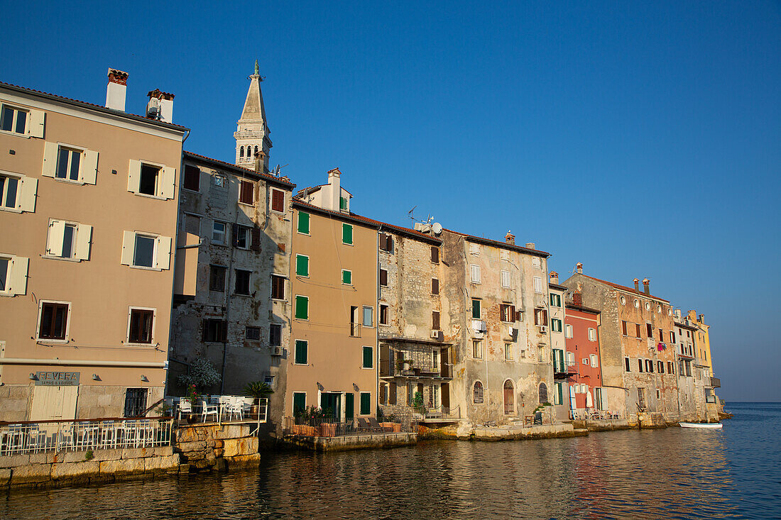 Gebäude an der Uferpromenade und der Turm der Kirche der Heiligen Euphemia dahinter, Altstadt, Rovinj, Kroatien, Europa