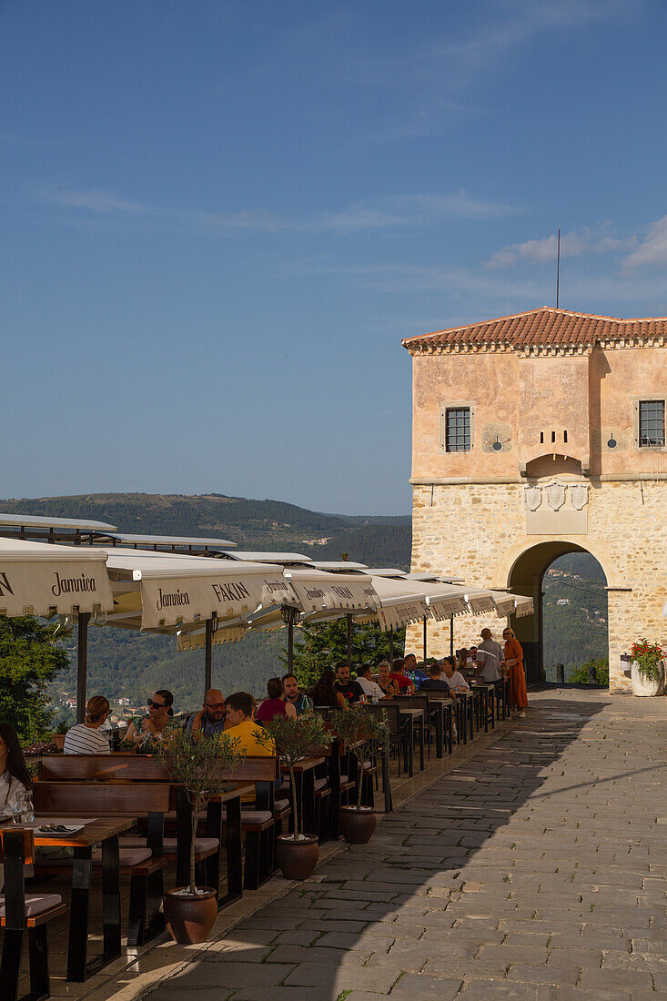 Restaurant auf dem Hügel mit Stadttor, Motovun, Zentralistrien, Kroatien, Europa