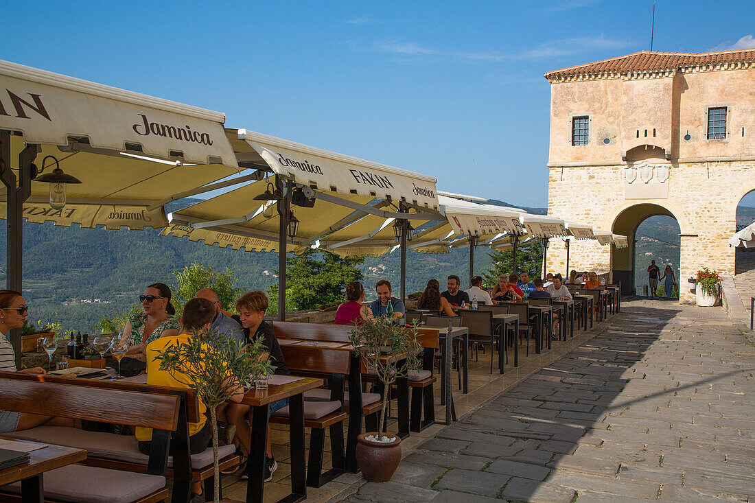 Restaurant auf dem Hügel mit Stadttor, Motovun, Zentralistrien, Kroatien, Europa