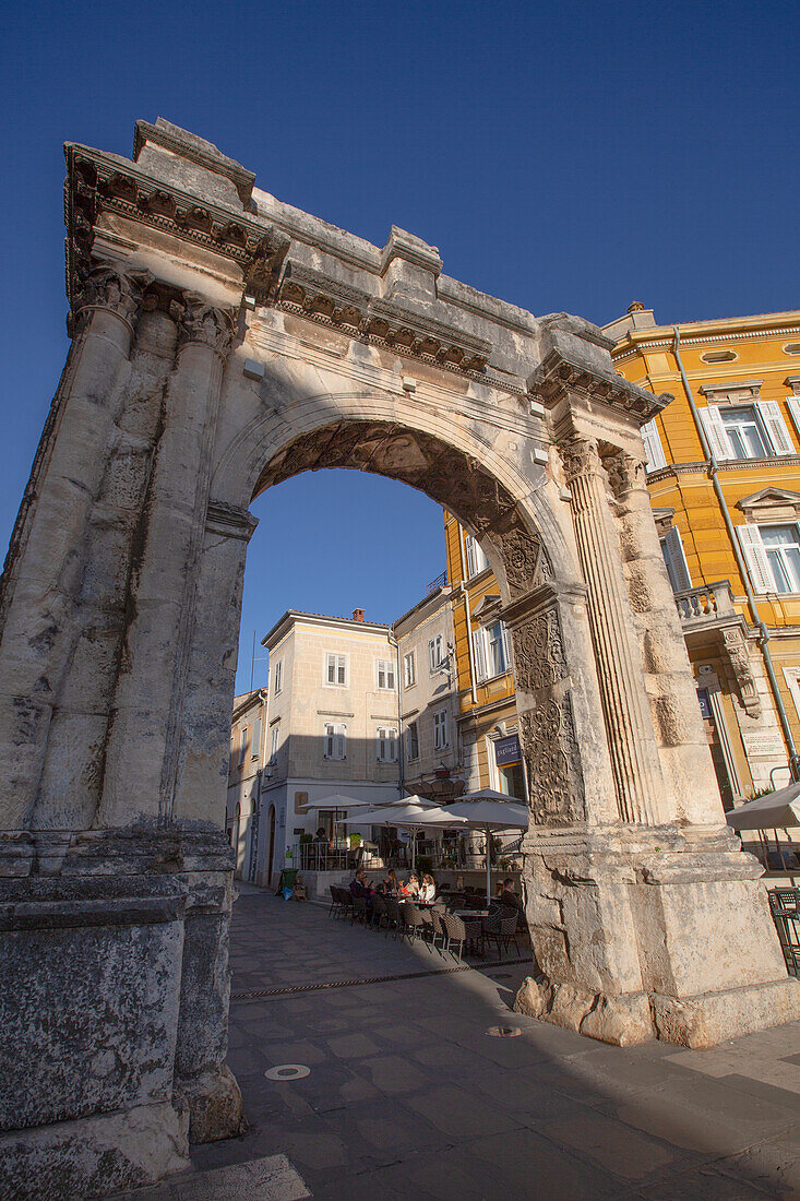 Arch of Sergii (Golden Gate), built 27 BC, Portarata Square, Old Town, Pula, Croatia, Europe