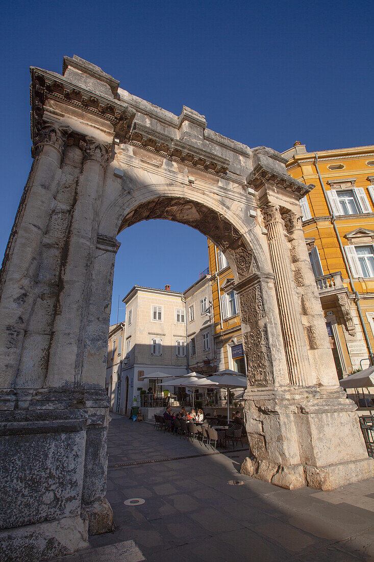 Sergiabogen (Goldenes Tor), erbaut 27 v. Chr., Portarata-Platz, Altstadt, Pula, Kroatien, Europa