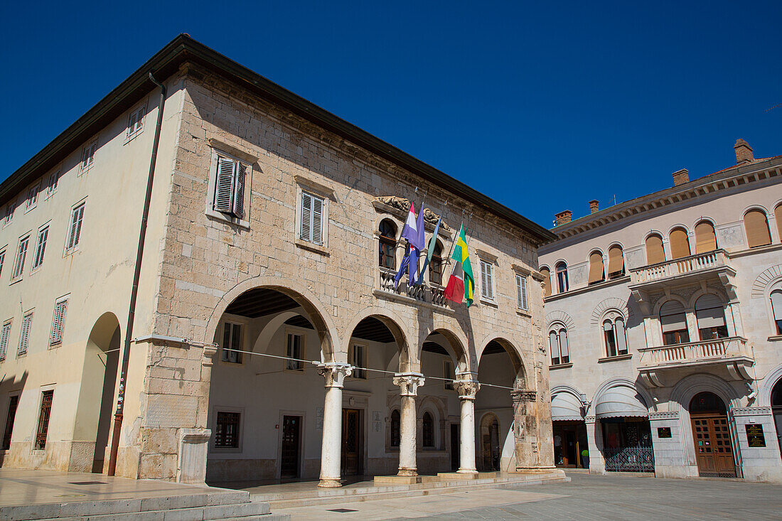 Rathausgebäude (Kommunalpalast), aus dem Jahr 1296, Platz des Forums, Altstadt, Pula, Kroatien, Europa