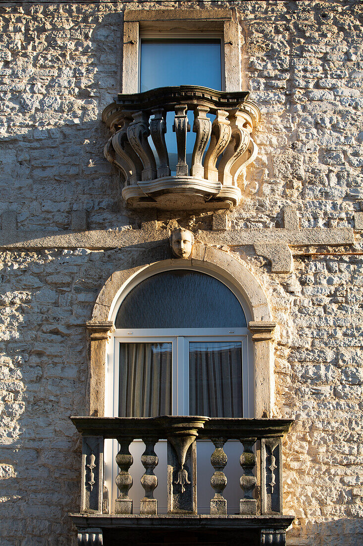 Dekorativer Balkon, Altstadt, Pula, Kroatien, Europa