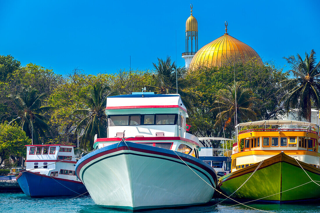 Große Freitagsmoschee und traditionelle Fischerboote in der Hauptstadt, Male, Die Malediven, Indischer Ozean, Asien