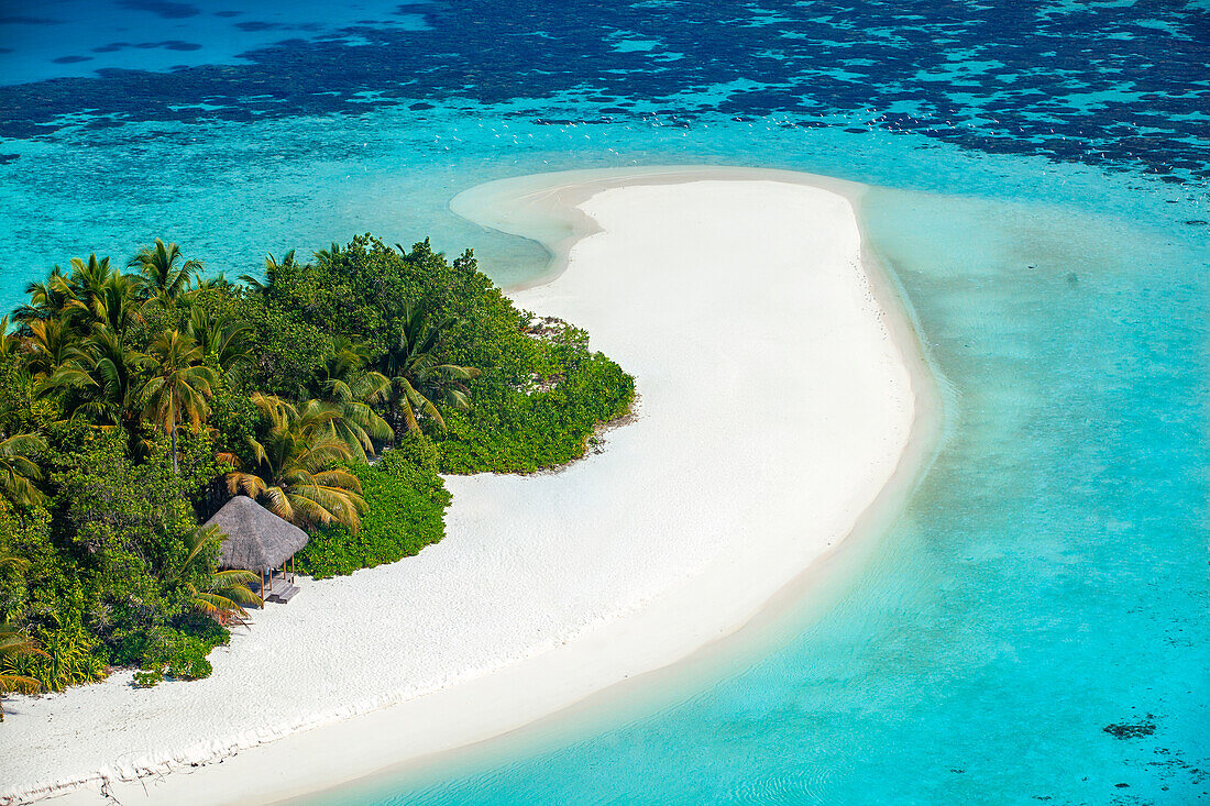 Luftaufnahme einer tropischen Insel mit Lagune, Die Malediven, Indischer Ozean, Asien
