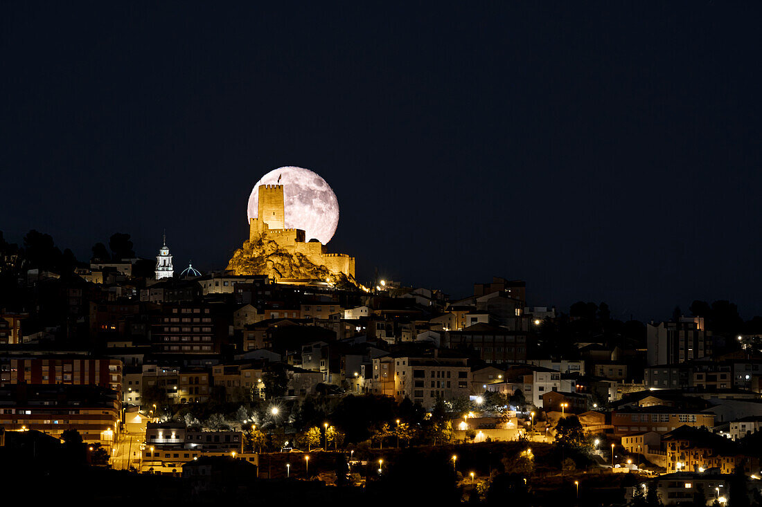 Mondaufgang bei Vollmond über der Burg Banyares in der Sierra Mariola, Provinz Alicante, Spanien, Europa