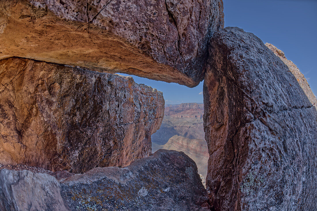 Blick auf den Grand Canyon durch eine Felsenhöhle unterhalb des Lipan Point am South Rim, Grand Canyon National Park, UNESCO-Weltnaturerbe, Arizona, Vereinigte Staaten von Amerika, Nordamerika