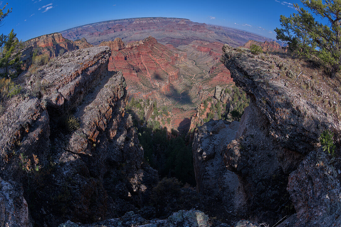 Fischaugenansicht eines trockenen Wasserfalls an der Mündung des Hance Creek in den Hance Canyon am Grand Canyon South Rim, Grand Canyon National Park, UNESCO-Weltnaturerbe, Arizona, Vereinigte Staaten von Amerika, Nordamerika