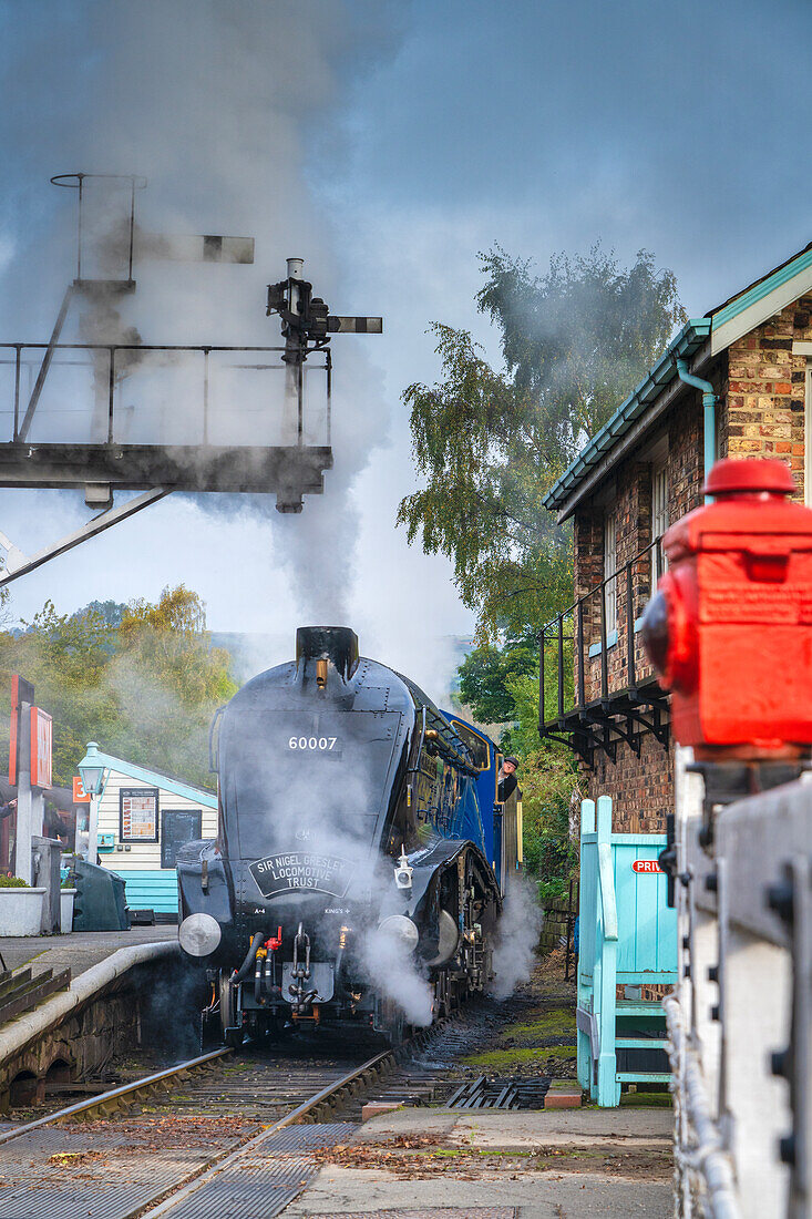 Die Dampflokomotive Sir Nigel Gresley vor der Abfahrt vom Bahnhof Grosmont an der North Yorkshire Moors Railway Line, Yorkshire, England, Vereinigtes Königreich, Europa