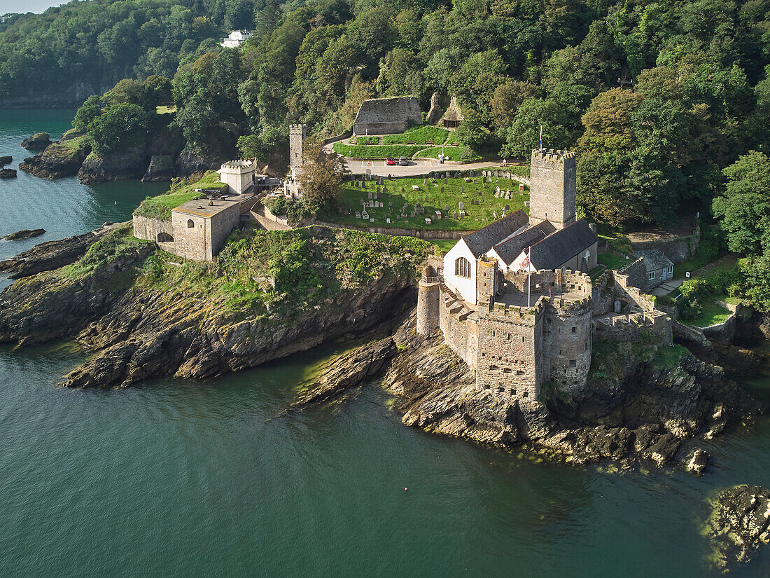 Luftaufnahme des historischen Dartmouth Castle aus dem 16. Jahrhundert an der Mündung des Flusses Dart, Dartmouth, an der Südküste von Devon, England, Vereinigtes Königreich, Europa