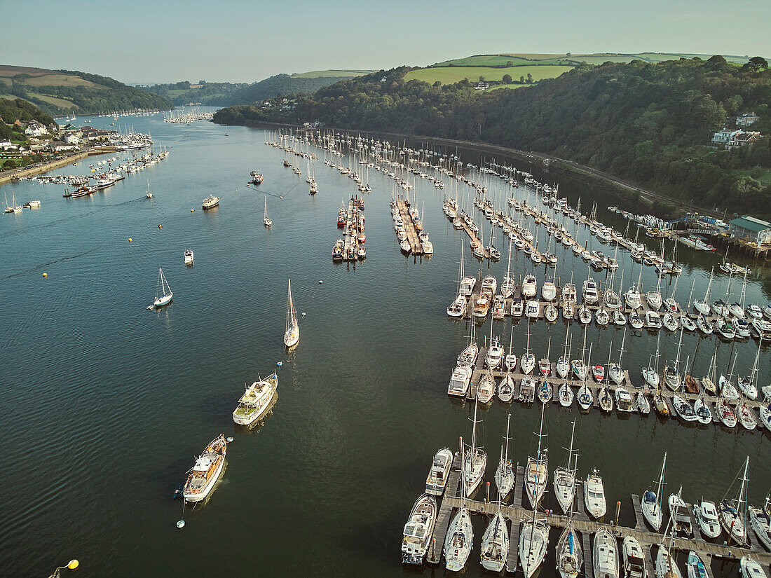 Luftaufnahme der Mündung des Flusses Dart, mit den Städten Dartmouth auf der linken und Kingswear auf der rechten Seite, Südküste von Devon, England, Vereinigtes Königreich, Europa