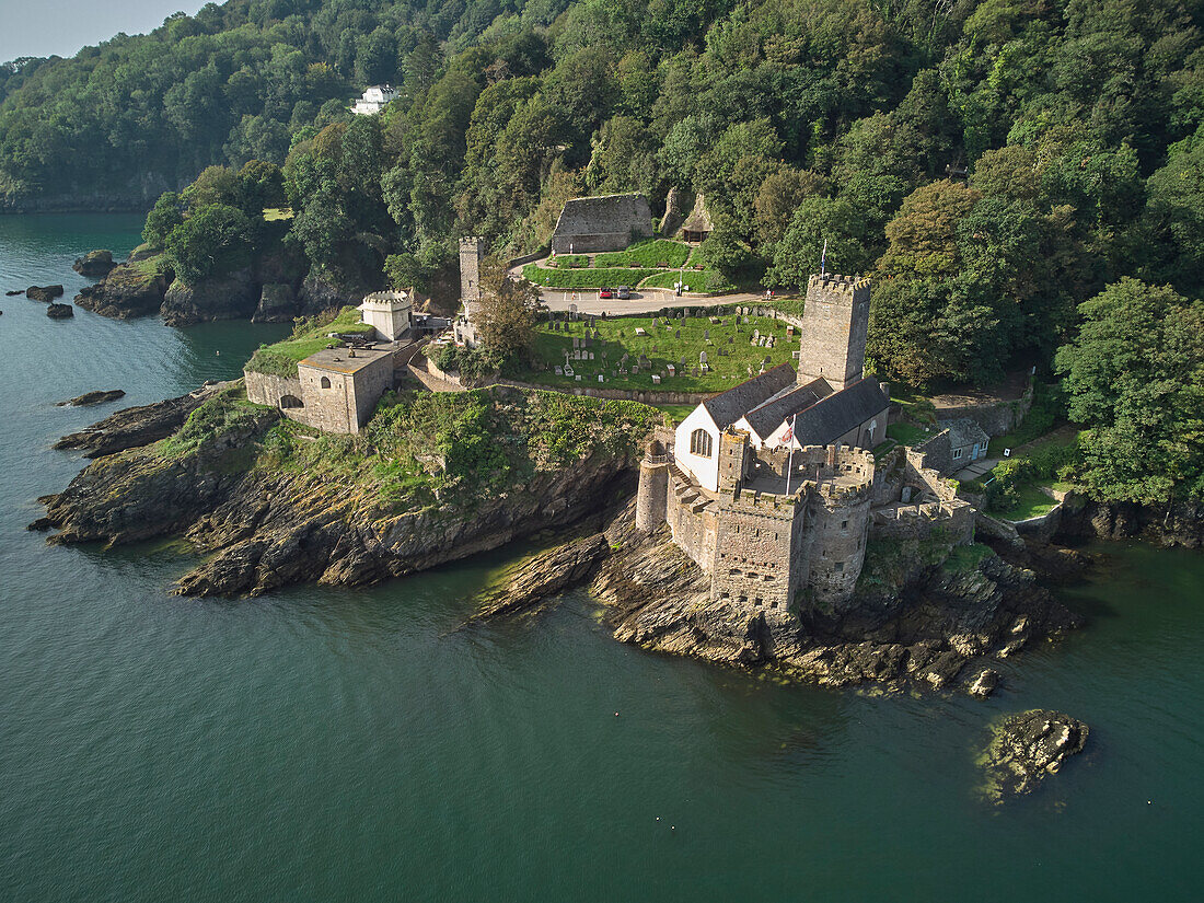 Luftaufnahme des historischen Dartmouth Castle aus dem 16. Jahrhundert an der Mündung des Flusses Dart in Dartmouth, an der Südküste von Devon, England, Vereinigtes Königreich, Europa