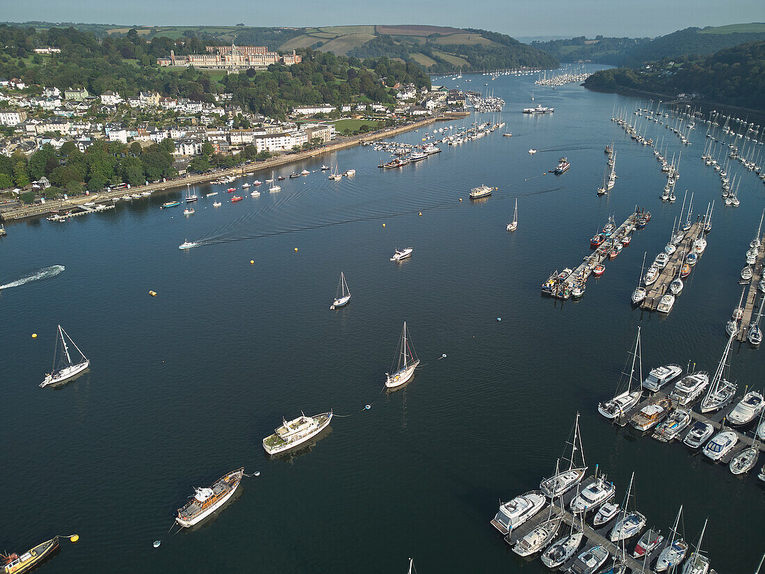 Luftaufnahme der Mündung des Flusses Dart, mit den Städten Dartmouth auf der linken und Kingswear auf der rechten Seite, Südküste von Devon, England, Vereinigtes Königreich, Europa
