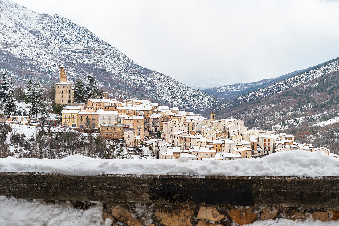 Mittelalterliches Steindorf unter starkem Schneefall, Anversa degli Abruzzi, Provinz L'Aquila, Region Abruzzen, Apennin-Gebirge, Italien, Europa