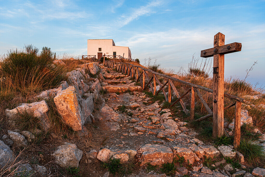 Die weiße Kirche von San Costanzo auf dem Gipfel der Amalfiküste, Punta Campanella, Massa Lubrense, Amalfiküste, Provinz Neapel, Kampanien, Italien, Europa