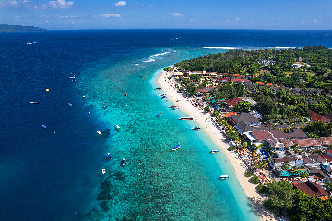 Luftaufnahme des Strandes von Gili Trawangan mit im Meer verankerten Booten, Gili Trawangan, Gili Islands Archipel, Lombok, West Nusa Tenggara, Indischer Ozean, Indonesien, Südostasien, Asien