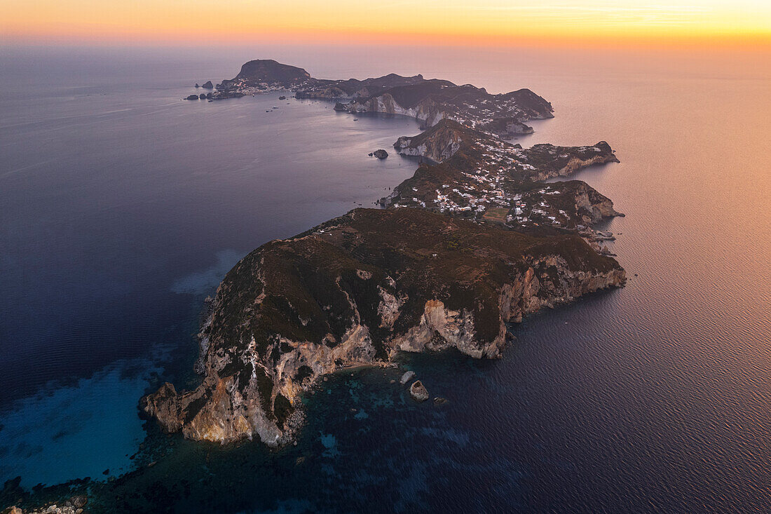 Luftaufnahme der Insel Ponza mit typischer Mondform in der Abenddämmerung, Pontinischer Archipel, Provinz Latina, Tyrrhenisches Meer, Latium (Latium), Italien Europa