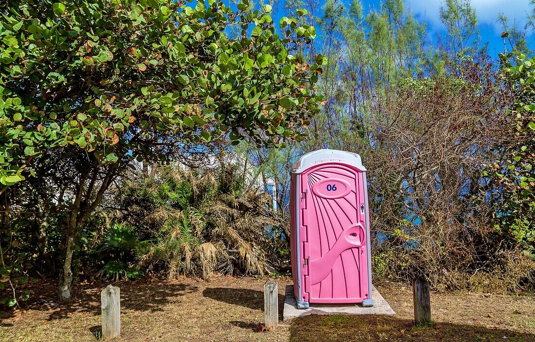 Tragbare öffentliche Toilette im Spittal Pond National Park, Smiths, Bermuda, Atlantik, Nordamerika