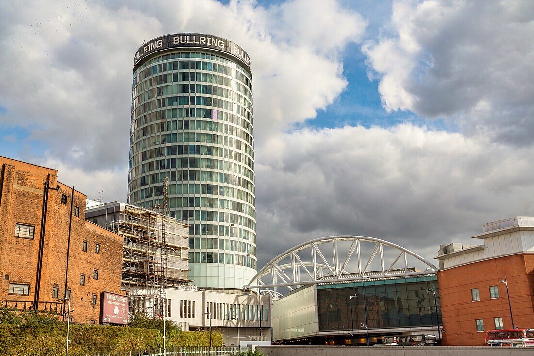 Birminghams Rotunda-Gebäude, ein denkmalgeschützter Turm aus den 1960er Jahren, erbaut als Teil des Bull Ring-Projekts, Birmingham, West Midlands, England, Vereinigtes Königreich, Europa