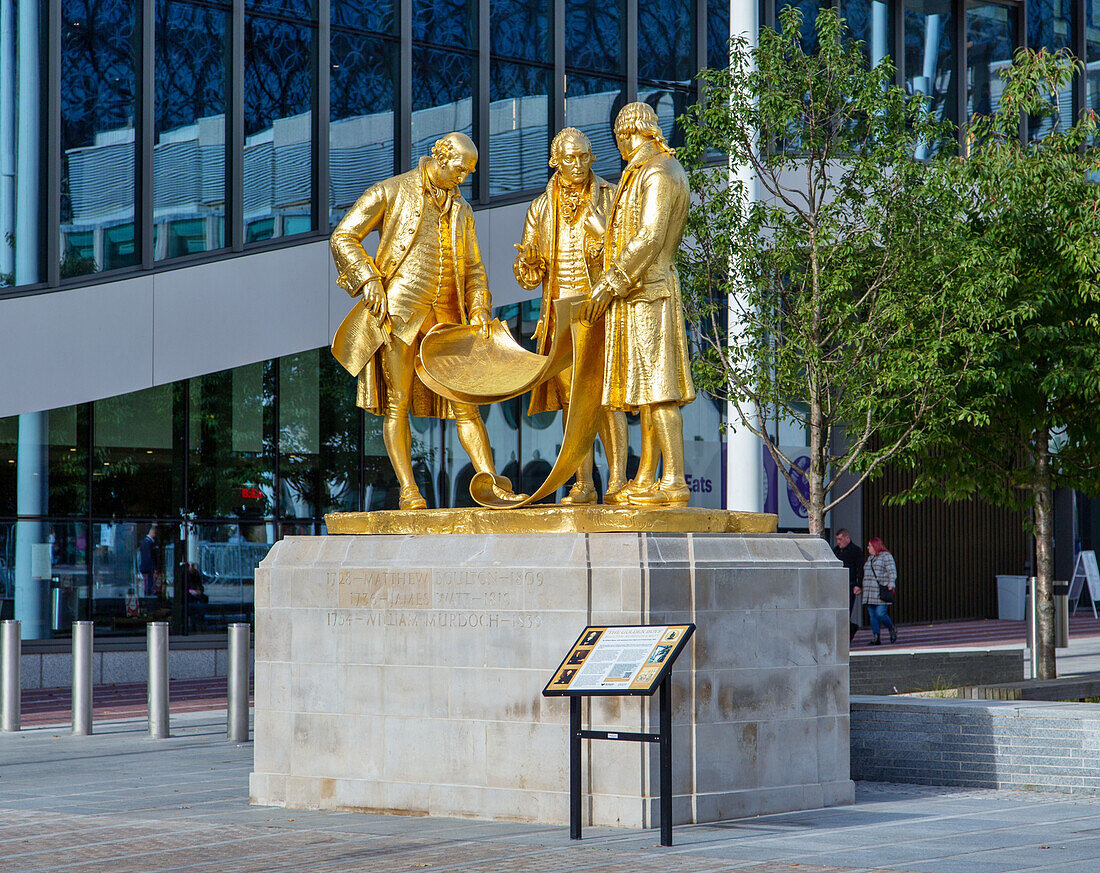 Die Statue von Matthew Boulton, James Watt und William Murdoch, bekannt als The Golden Boys, Centenary Square, Birmingham, West Midlands, England, Vereinigtes Königreich, Europa