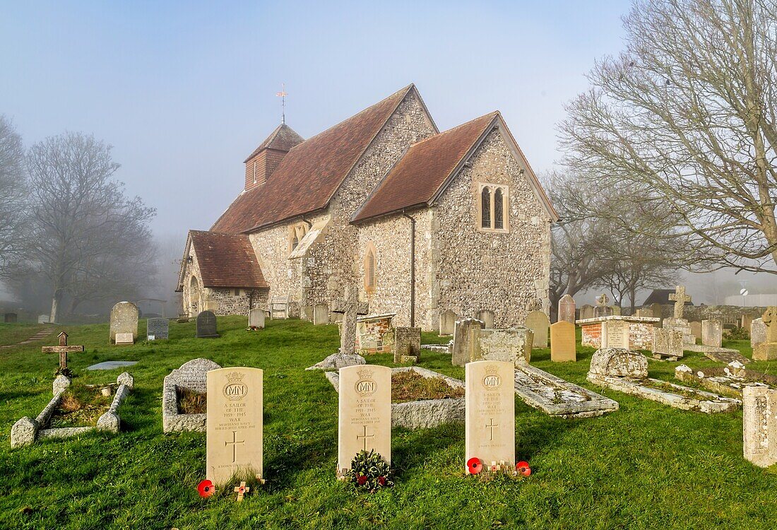 Die Kirche St. Mary The Virgin aus dem 11. Jahrhundert an einem nebligen Wintermorgen, Friston, South Downs National Park, East Sussex, England, Vereinigtes Königreich, Europa