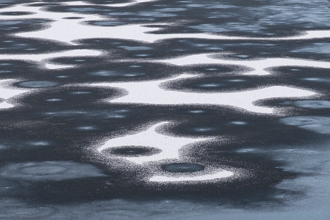 Eismuster auf dem zugefrorenen Llyn y Dywarchen im Winter, Snowdonia National Park (Eryri), Nordwales, Vereinigtes Königreich, Europa
