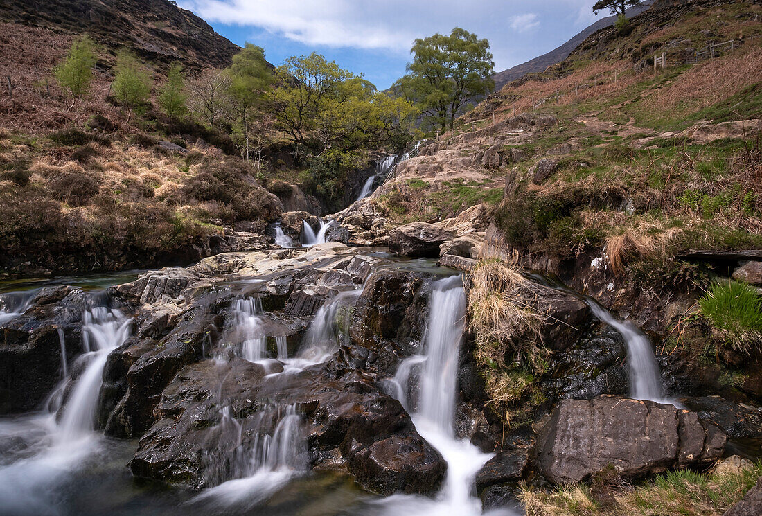 Wasserfälle am Afon Cwm Llan, Cwm Llan, The Watkin Path, Snowdonia-Nationalpark (Eryri), Nordwales, Vereinigtes Königreich, Europa