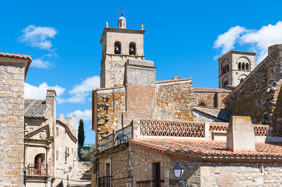 Straßen von Trujillo, mit dem Balkon der Casa de los Chaves Calderon auf der linken Seite und den Türmen der Iglesia de Santa Maria la Mayor (Kirche Santa Maria la Mayor) auf der rechten Seite, Trujillo, Caceres, Extremadura, Spanien, Europa