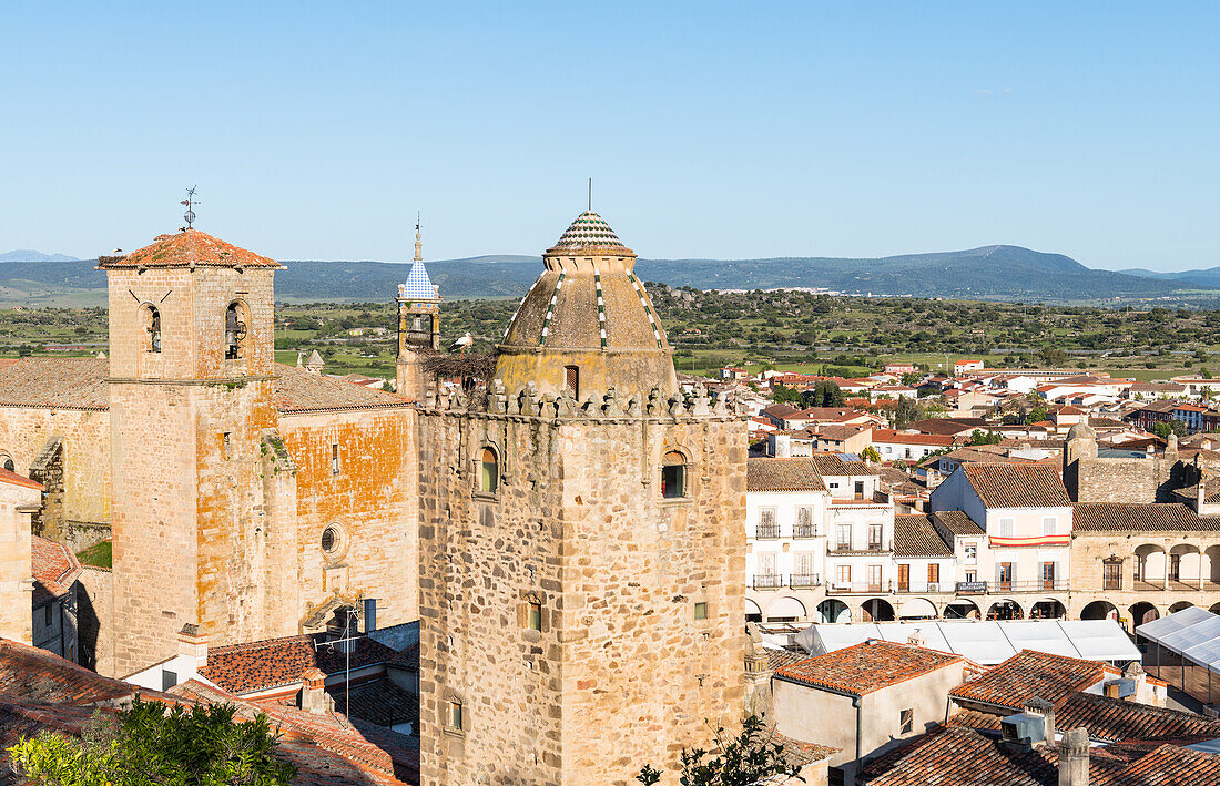 Blick auf die Iglesia de San Martin auf der linken Seite und den Torre del Alfiler in der Mitte, Trujillo, Caceres, Extremadura, Spanien, Europa